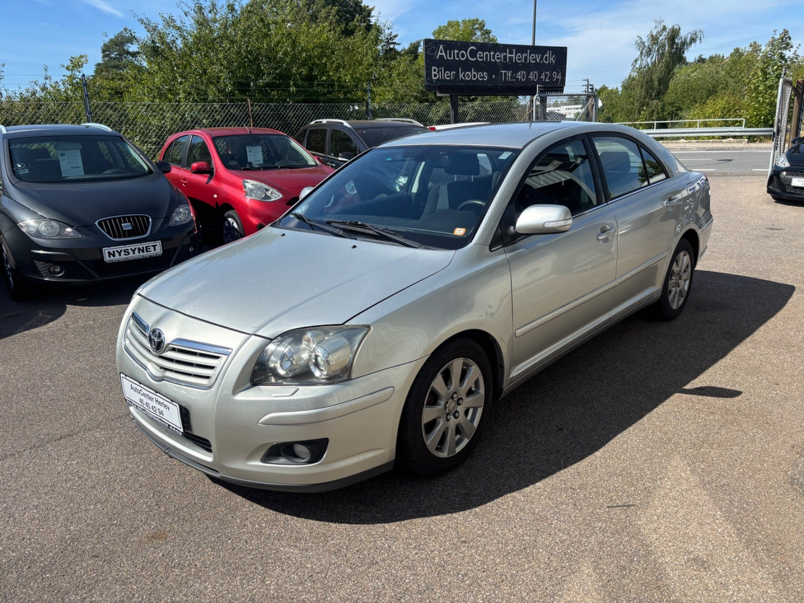 Sølv Toyota Avensis fra 2008