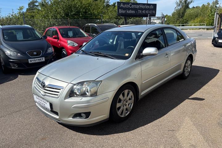 Sølv Toyota Avensis fra 2008