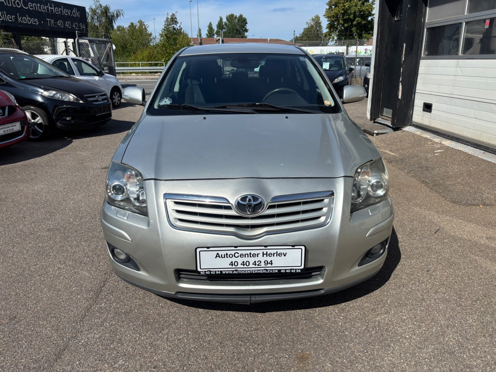 Sølv Toyota Avensis fra 2008
