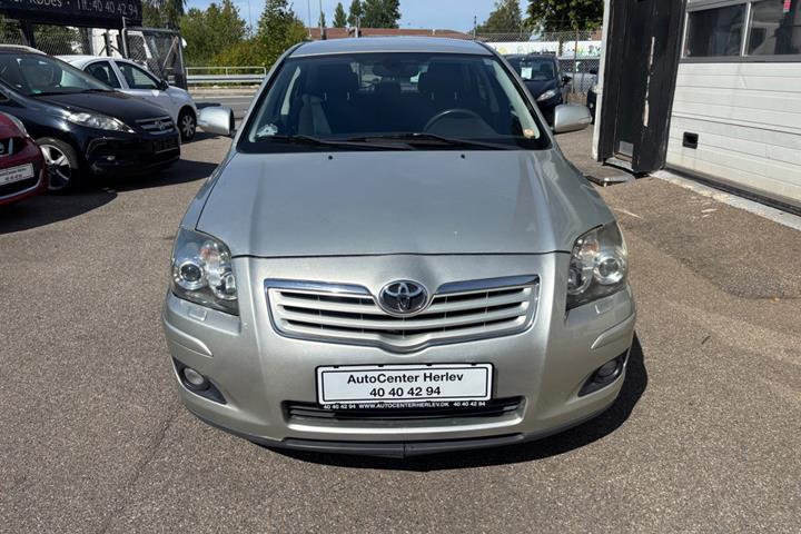 Sølv Toyota Avensis fra 2008