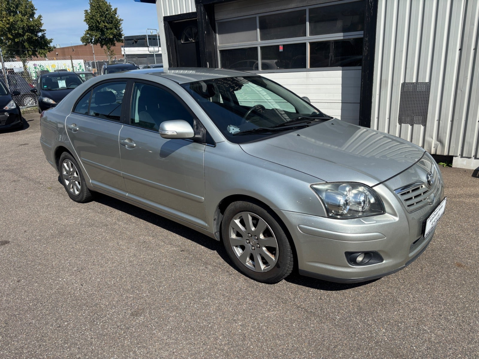 Sølv Toyota Avensis fra 2008