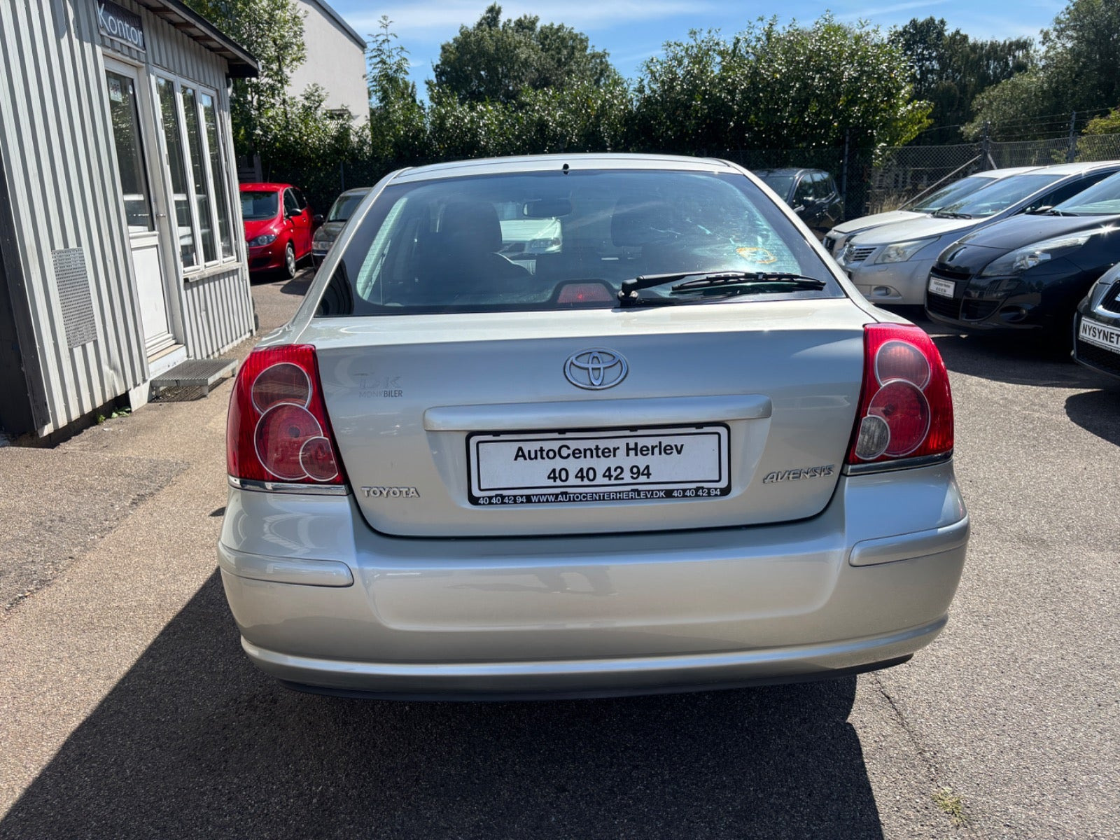 Sølv Toyota Avensis fra 2008