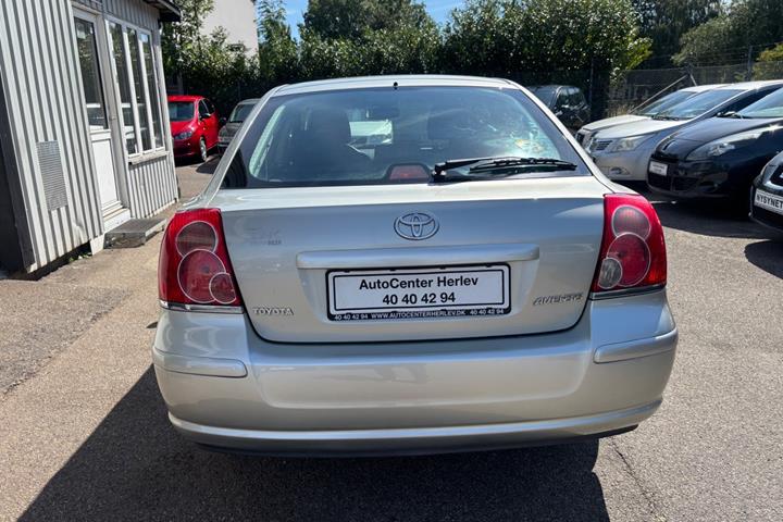 Sølv Toyota Avensis fra 2008