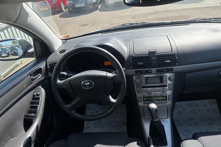 Sølv Toyota Avensis fra 2008