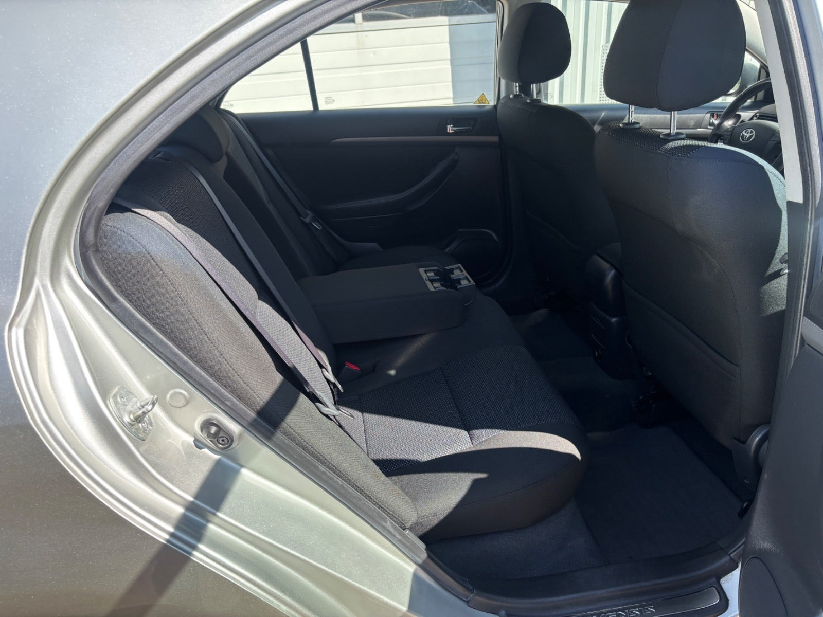 Sølv Toyota Avensis fra 2008