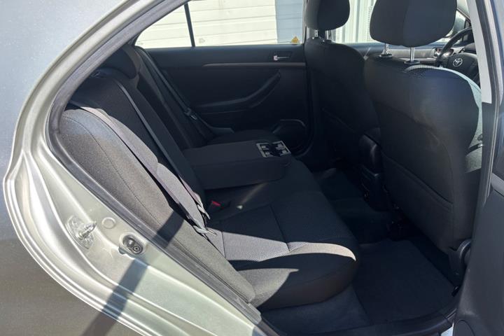Sølv Toyota Avensis fra 2008