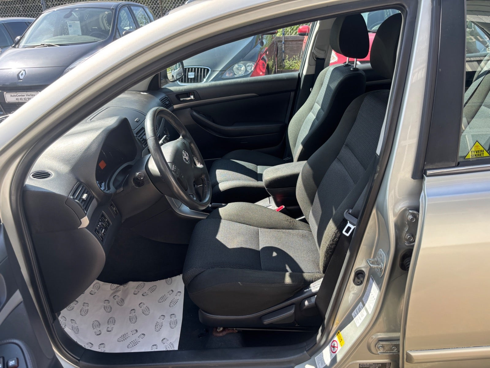 Sølv Toyota Avensis fra 2008
