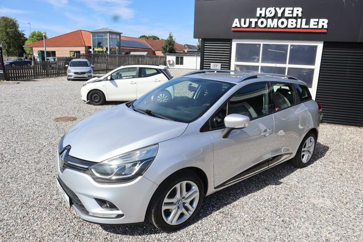 Sølv Renault Clio IV fra 2017 set udefra