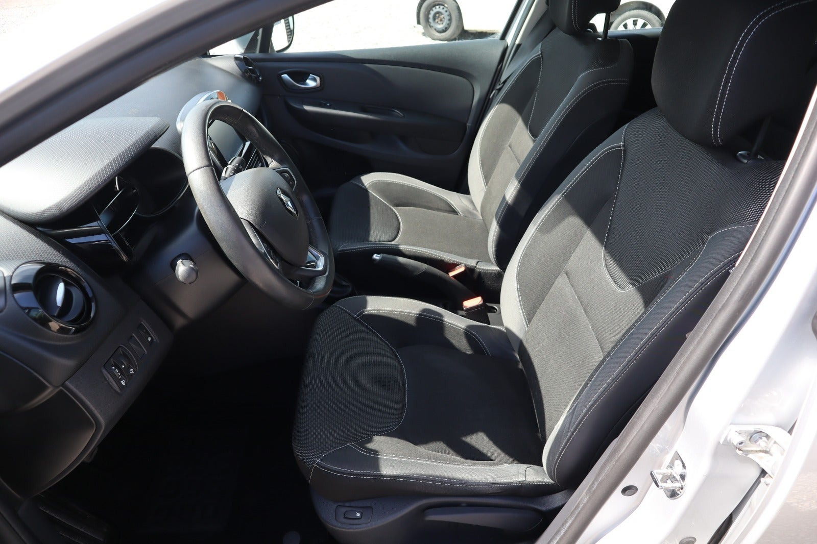 Sølv Renault Clio IV fra 2017