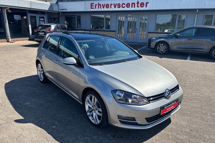 Grå VW Golf VII fra 2017