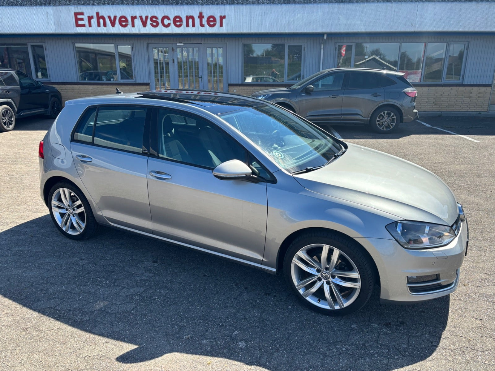 Grå VW Golf VII fra 2017
