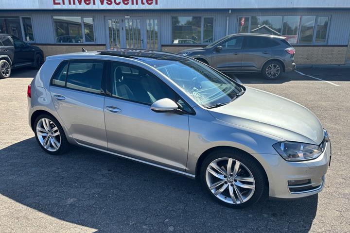 Grå VW Golf VII fra 2017