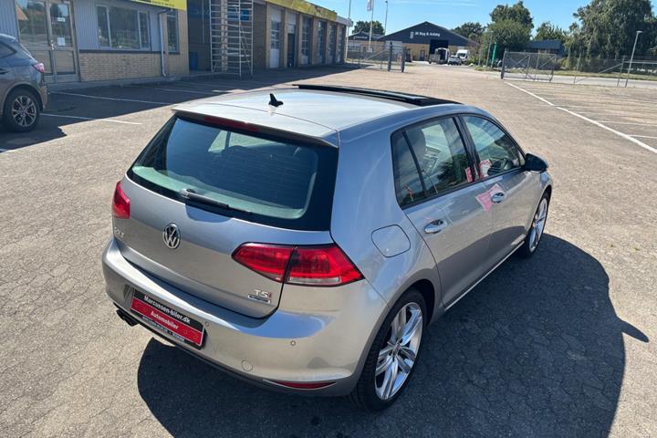 Grå VW Golf VII fra 2017