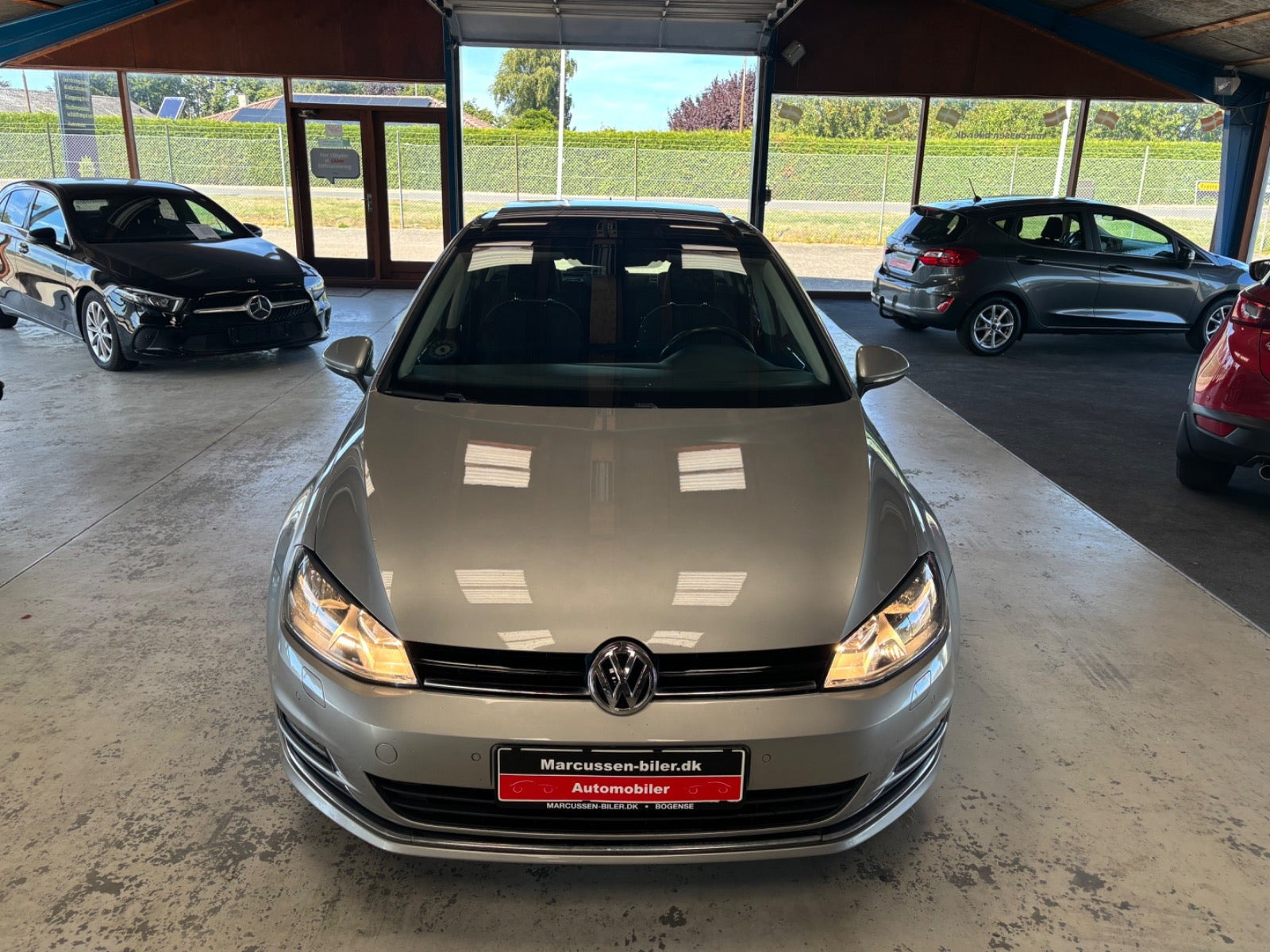 Grå VW Golf VII fra 2017