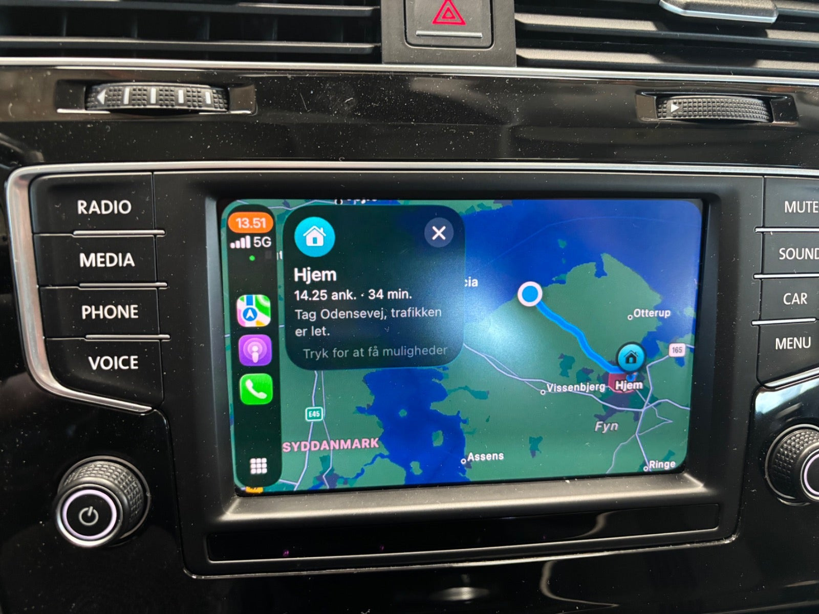 Grå VW Golf VII fra 2017