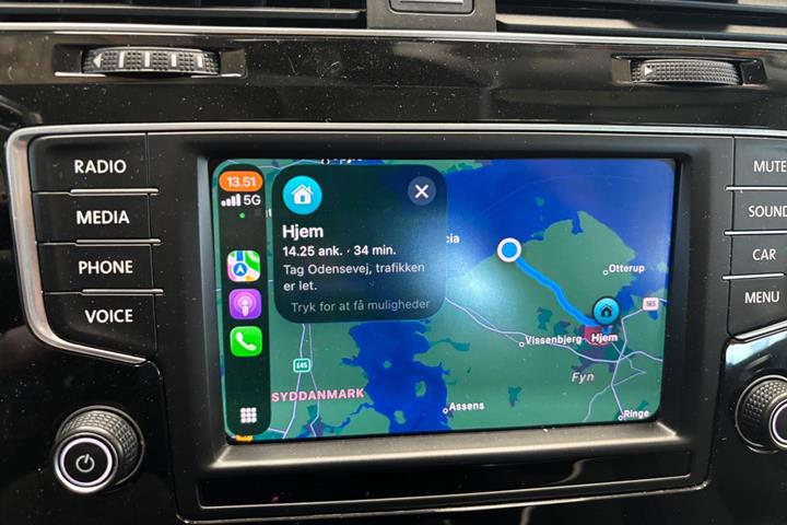 Grå VW Golf VII fra 2017