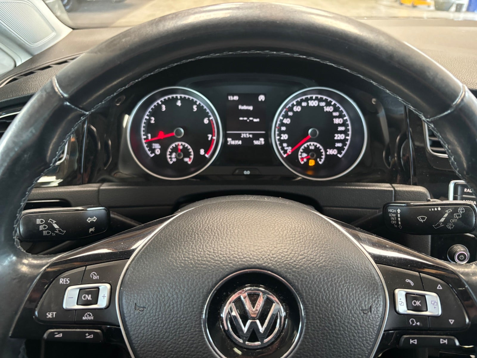 Grå VW Golf VII fra 2017