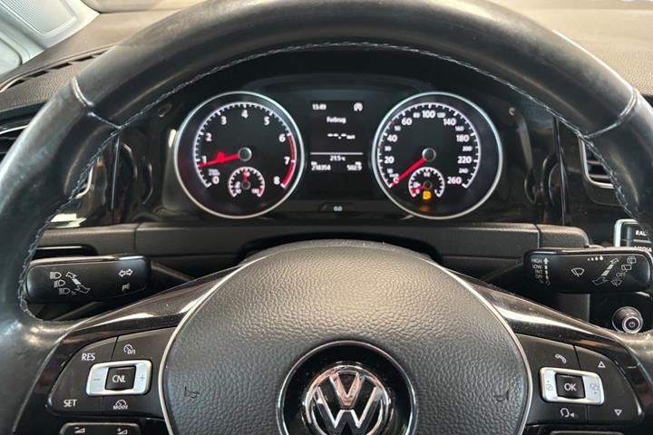 Grå VW Golf VII fra 2017