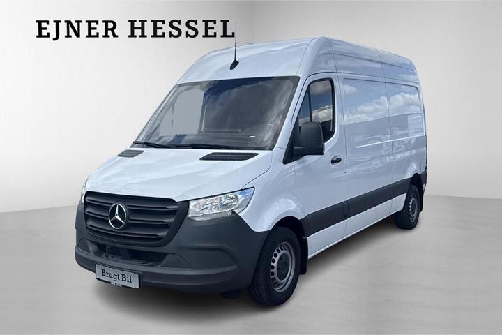 Hvid Mercedes Sprinter 215 fra 2023 set udefra