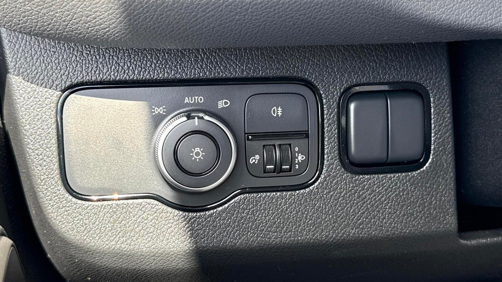 Hvid Mercedes Sprinter 215 fra 2023