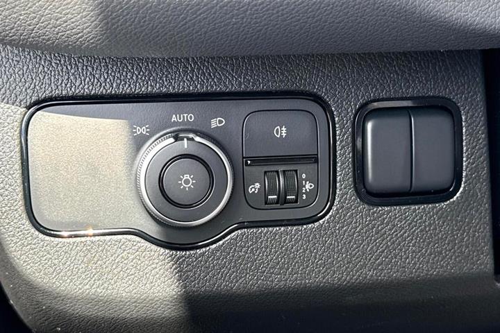 Hvid Mercedes Sprinter 215 fra 2023
