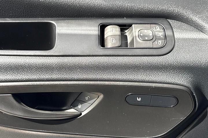 Hvid Mercedes Sprinter 215 fra 2023