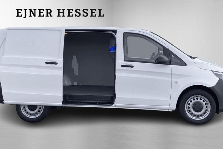 Hvid Mercedes Vito 114 fra 2023