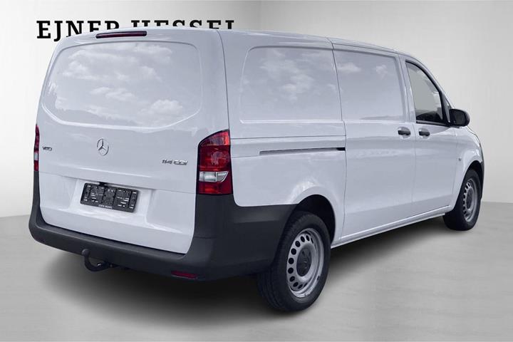 Hvid Mercedes Vito 114 fra 2023