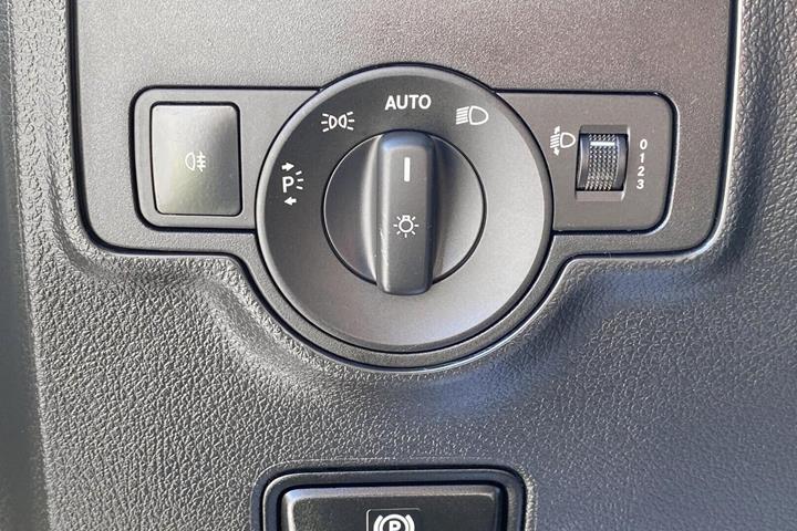 Hvid Mercedes Vito 114 fra 2023