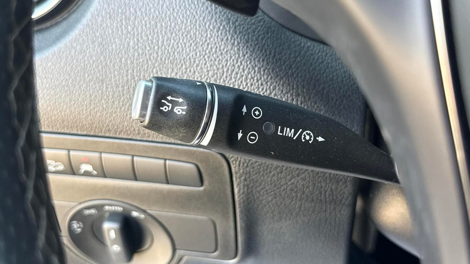 Sort Mercedes Vito 119 fra 2024