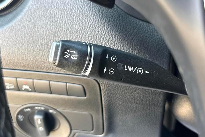 Sort Mercedes Vito 119 fra 2024
