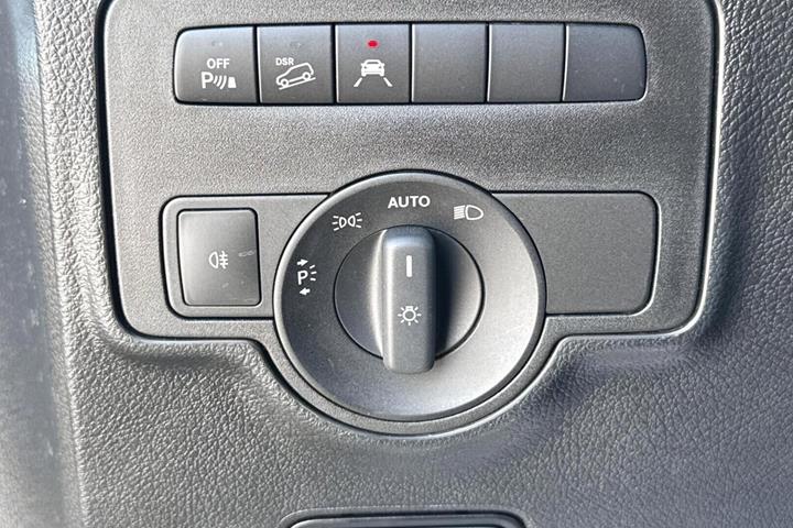 Sort Mercedes Vito 119 fra 2024