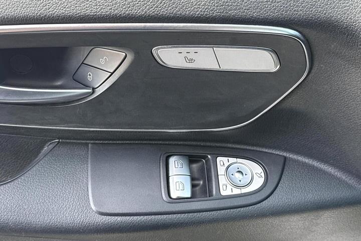 Sort Mercedes Vito 119 fra 2024