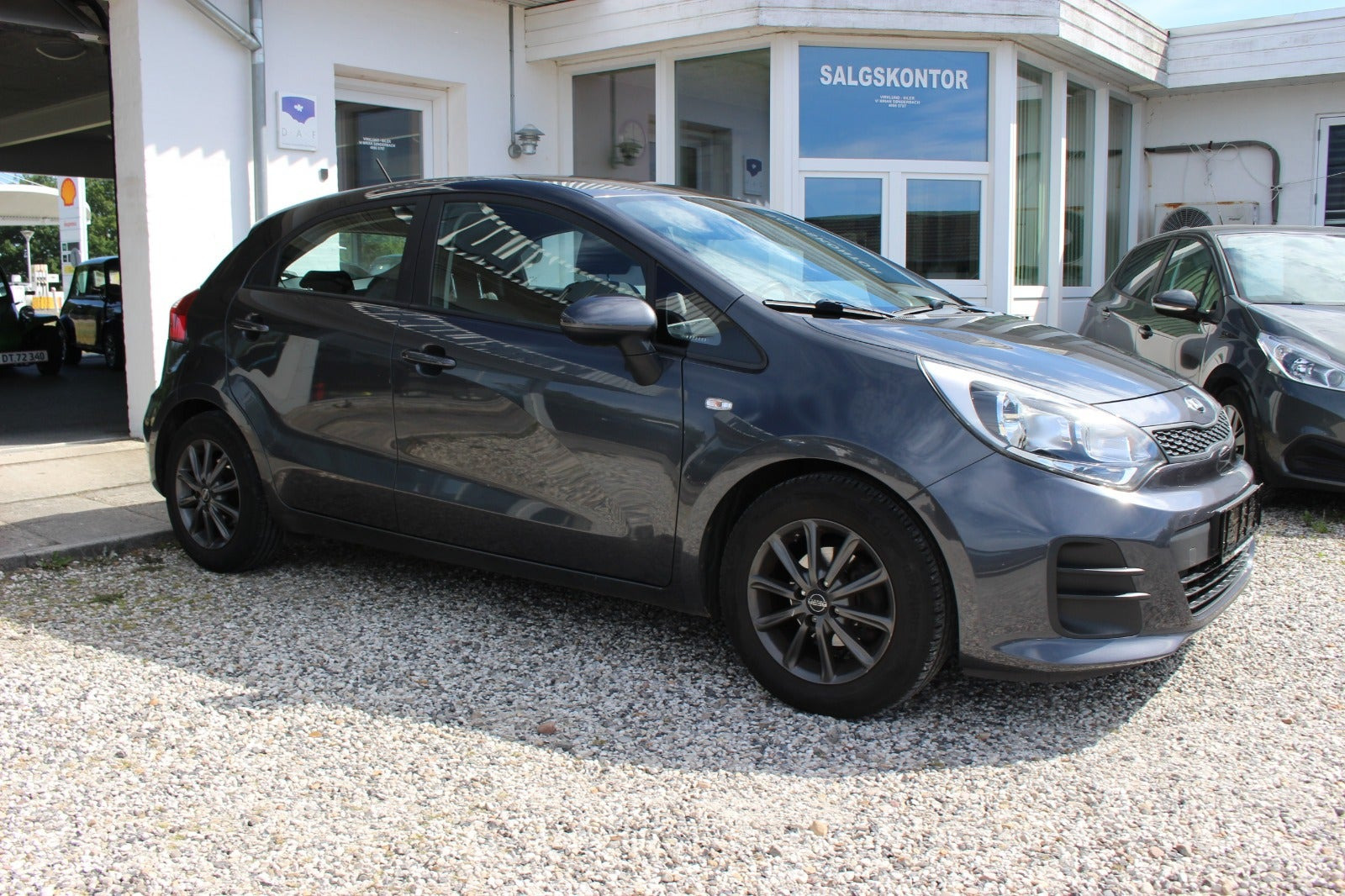 Grå Kia Rio fra 2017