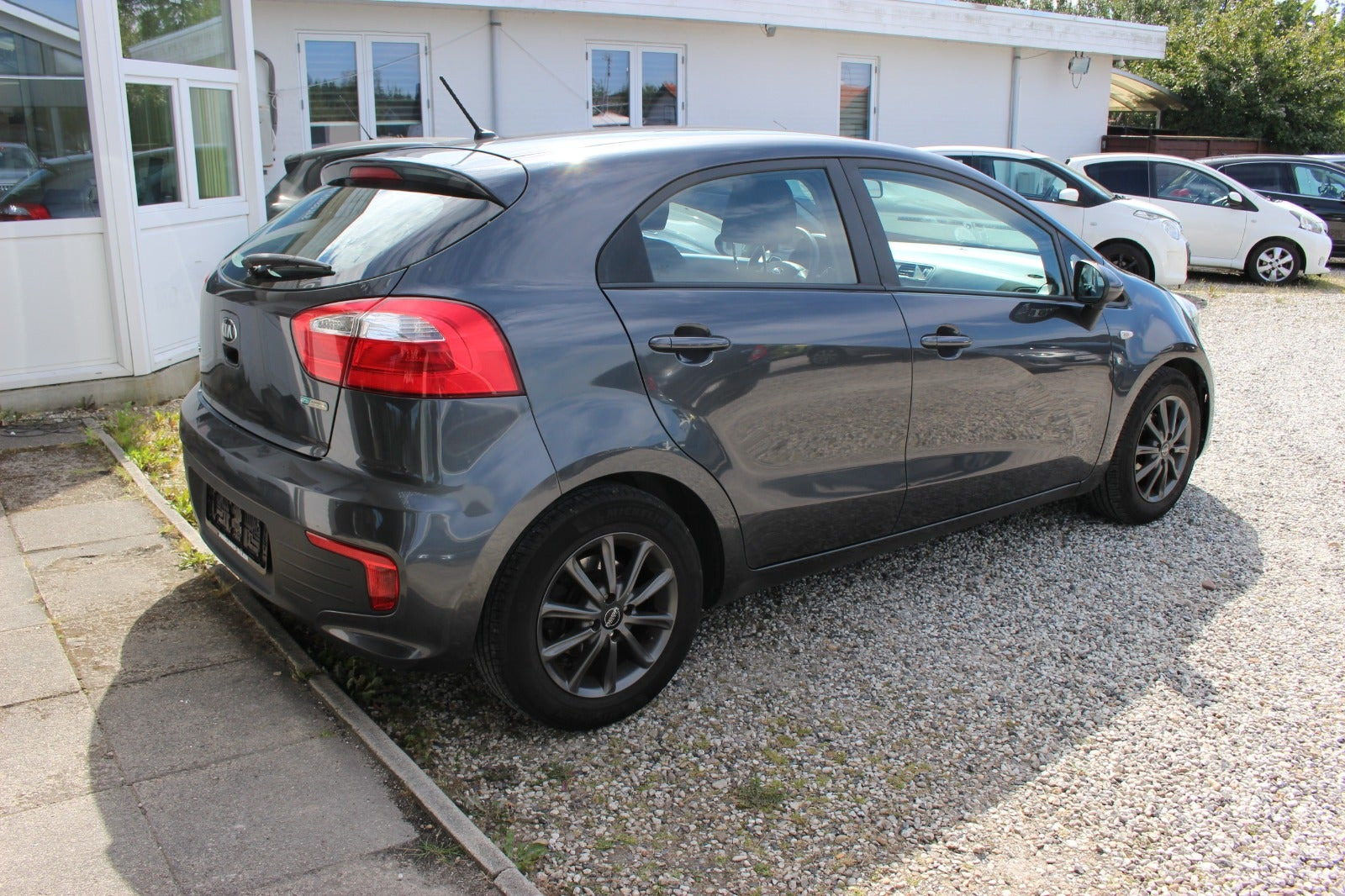 Grå Kia Rio fra 2017