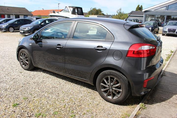 Grå Kia Rio fra 2017