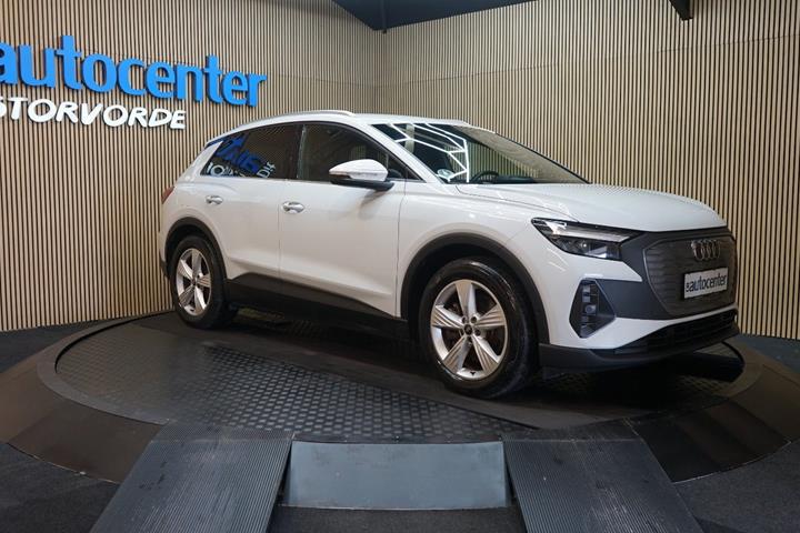 Hvid Audi Q4 e-tron fra 2023 set udefra