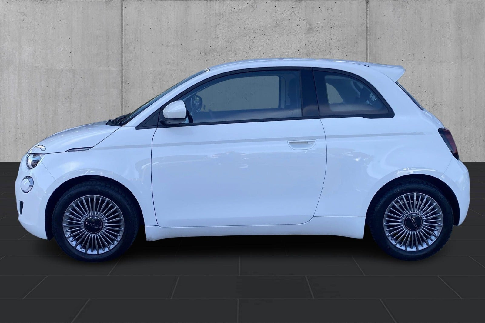Hvid Fiat 500e fra 2023