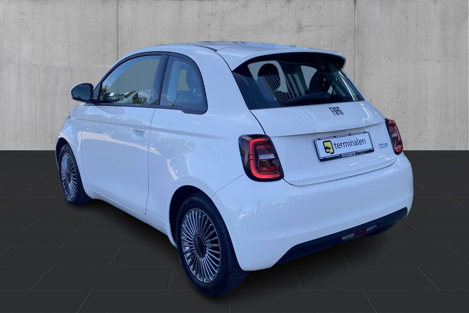 Hvid Fiat 500e fra 2023