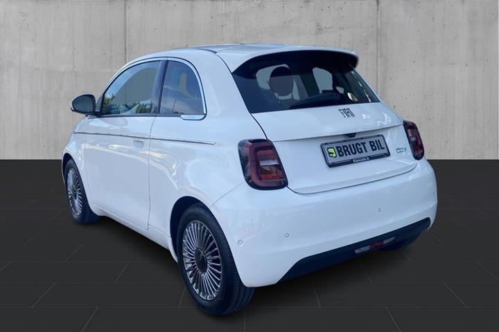 Hvid Fiat 500e fra 2023