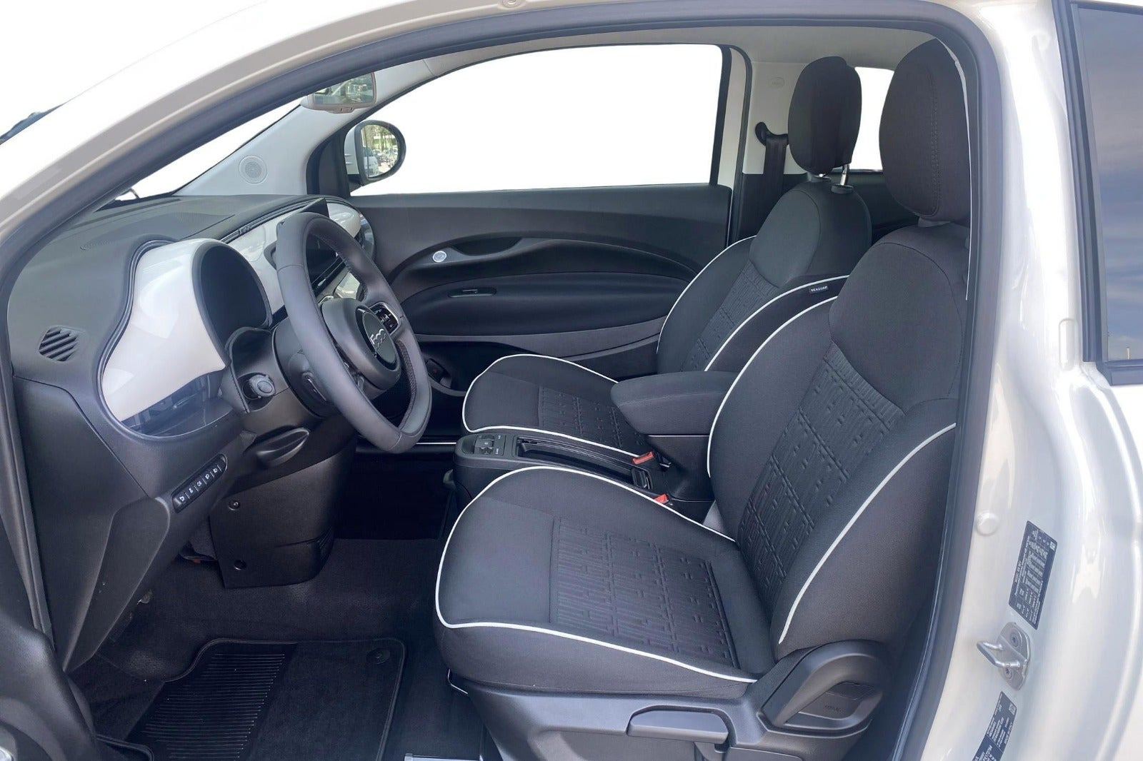 Hvid Fiat 500e fra 2023