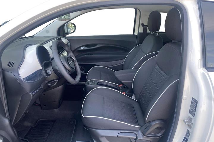 Hvid Fiat 500e fra 2023
