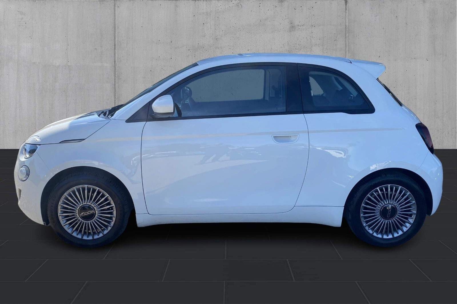 Hvid Fiat 500e fra 2023