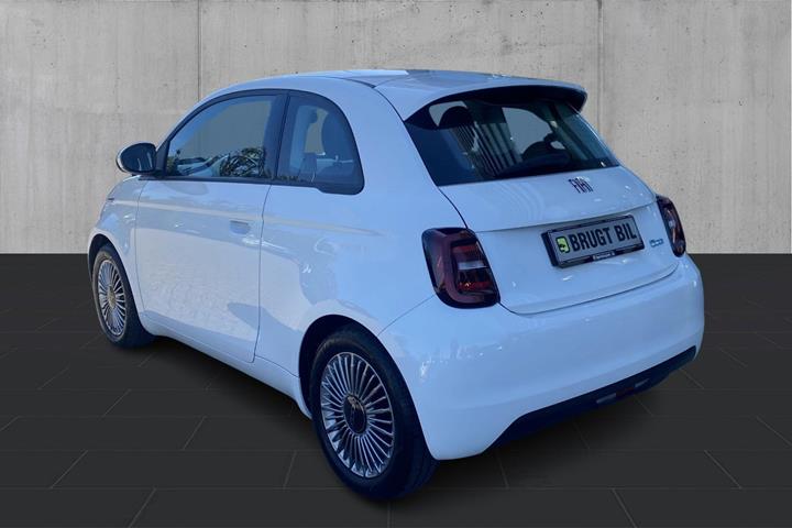 Hvid Fiat 500e fra 2023