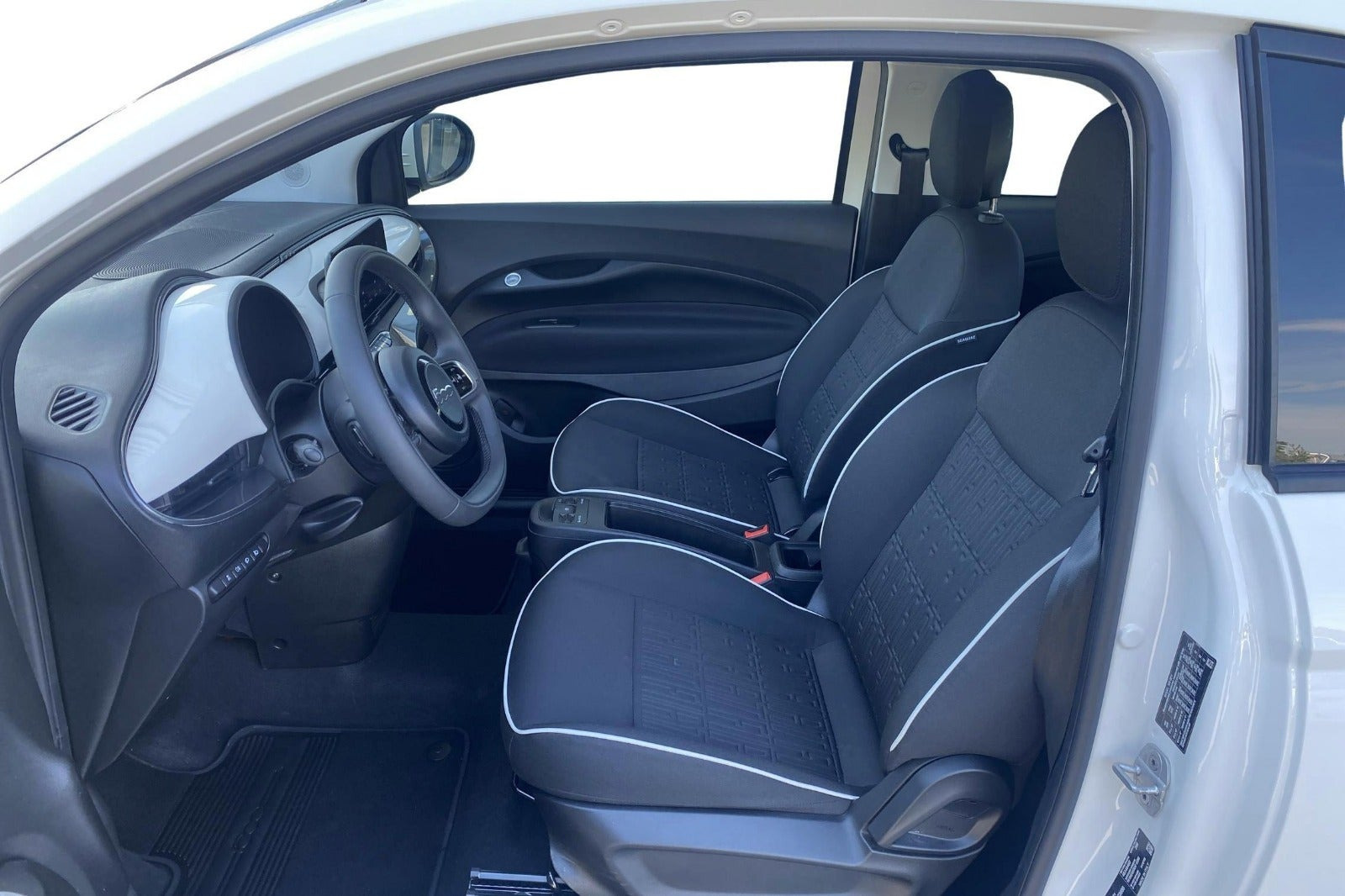 Hvid Fiat 500e fra 2023