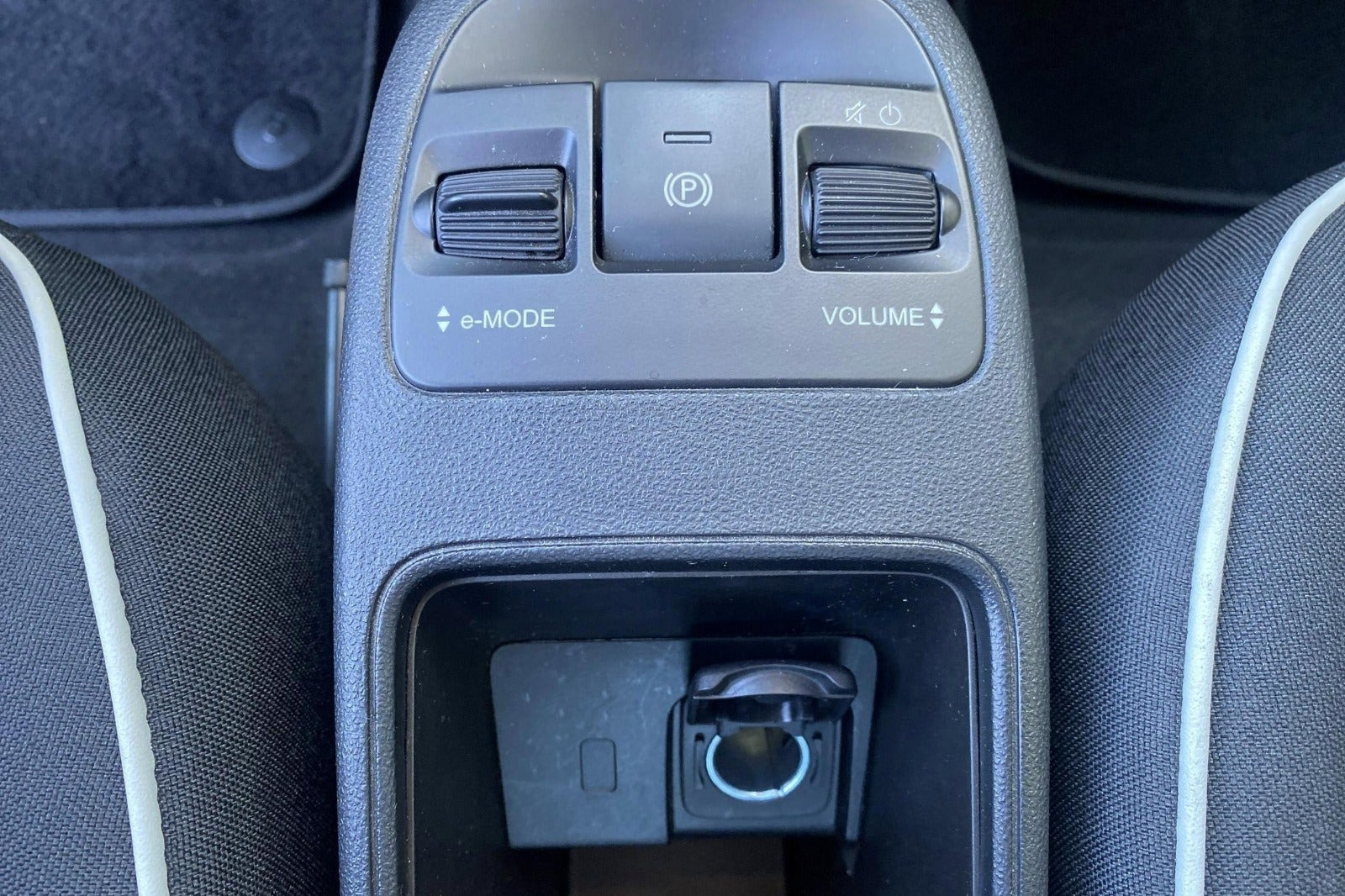 Hvid Fiat 500e fra 2023