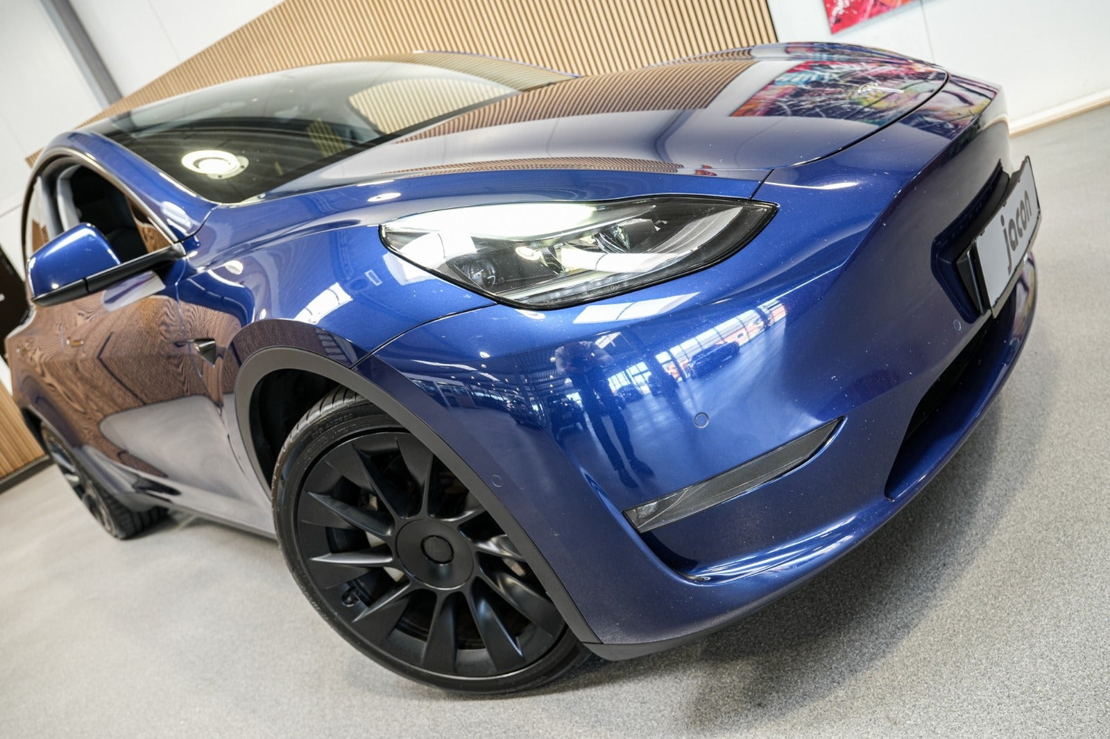 Blå Tesla Model Y fra 2021