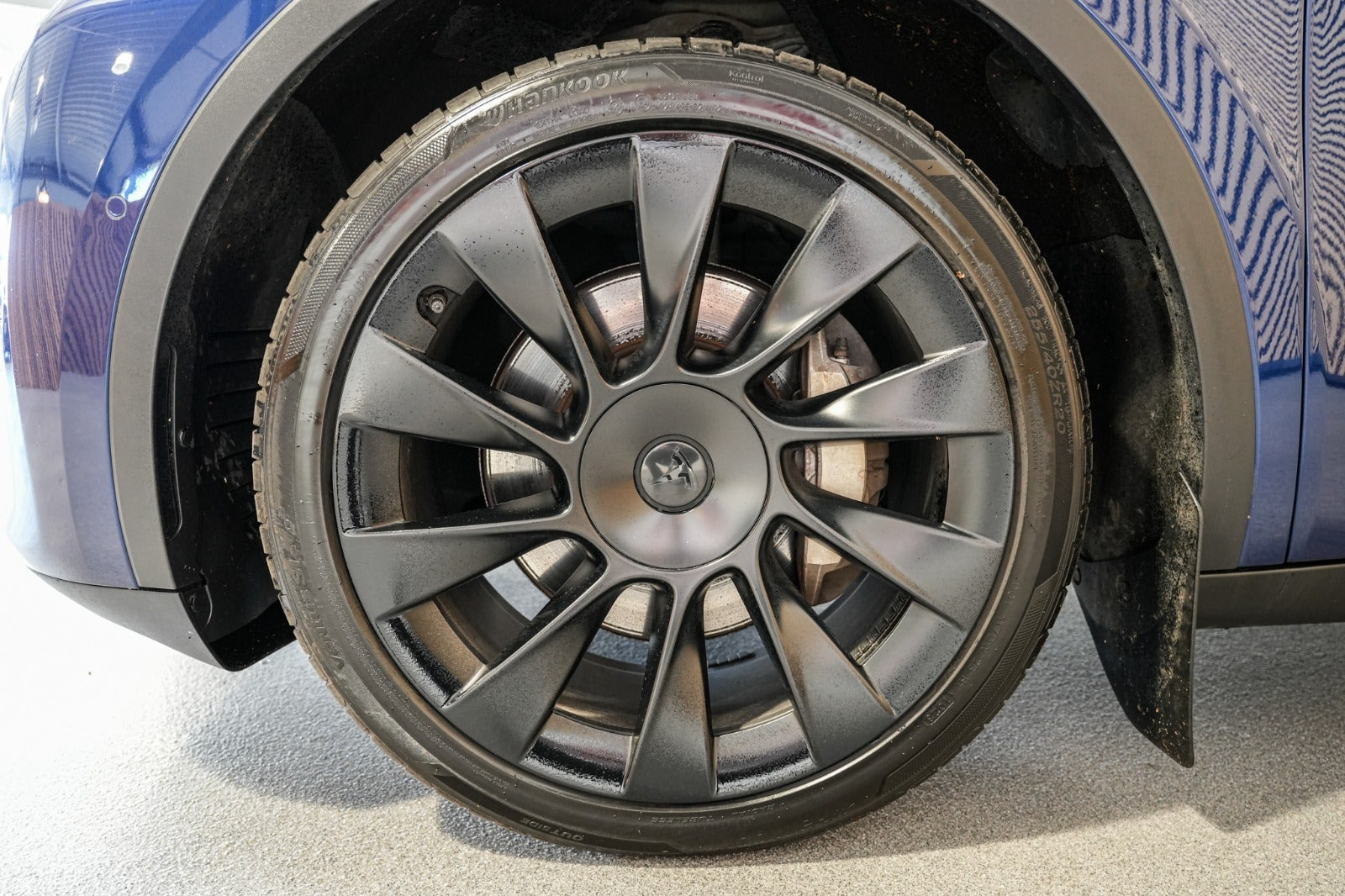 Blå Tesla Model Y fra 2021