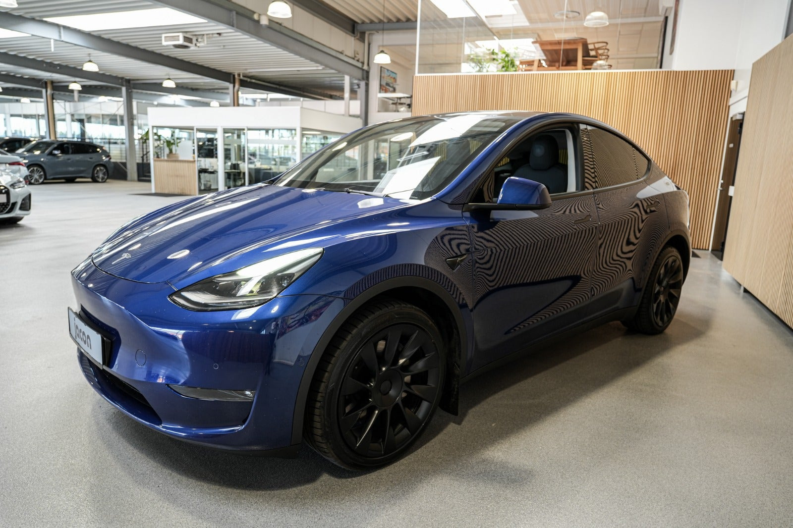 Blå Tesla Model Y fra 2021
