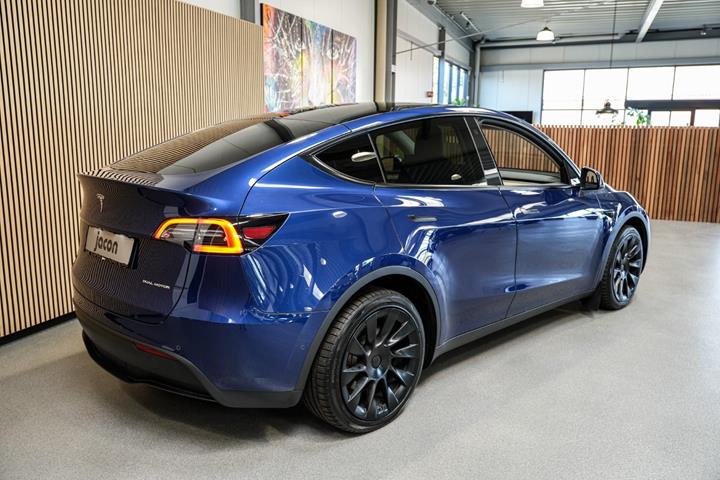 Blå Tesla Model Y fra 2021